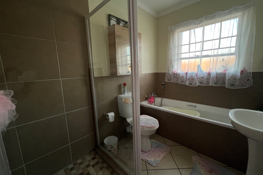 3 Bedroom Property for Sale in Monavoni Gauteng