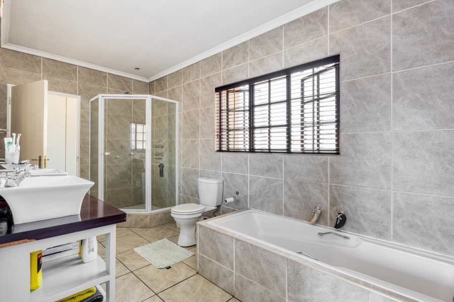 4 Bedroom Property for Sale in Broadacres Gauteng
