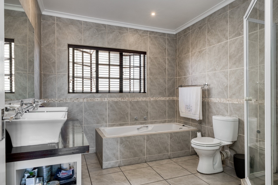 4 Bedroom Property for Sale in Broadacres Gauteng