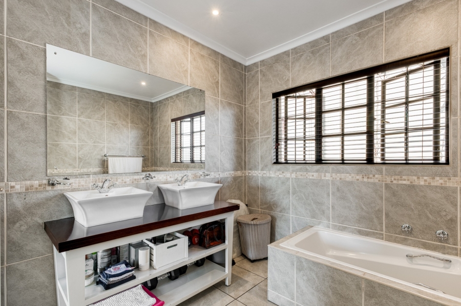 4 Bedroom Property for Sale in Broadacres Gauteng