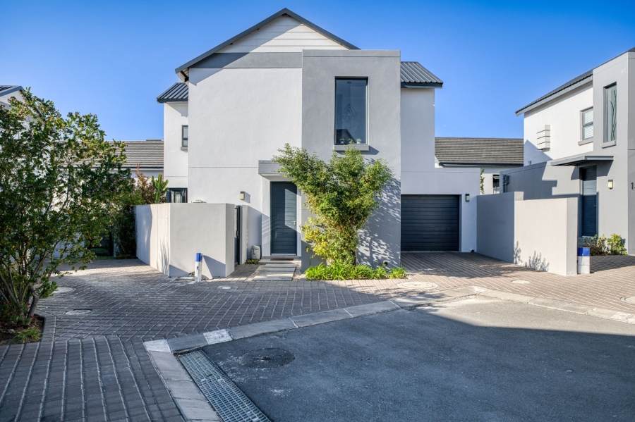 To Let 3 Bedroom Property for Rent in Broadacres Gauteng