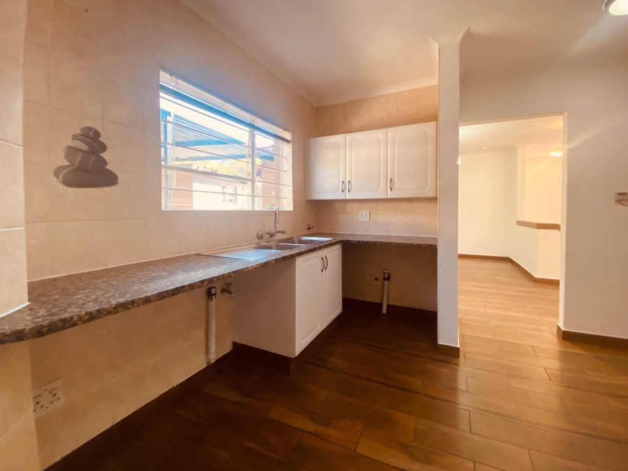 To Let 2 Bedroom Property for Rent in Magaliessig Gauteng