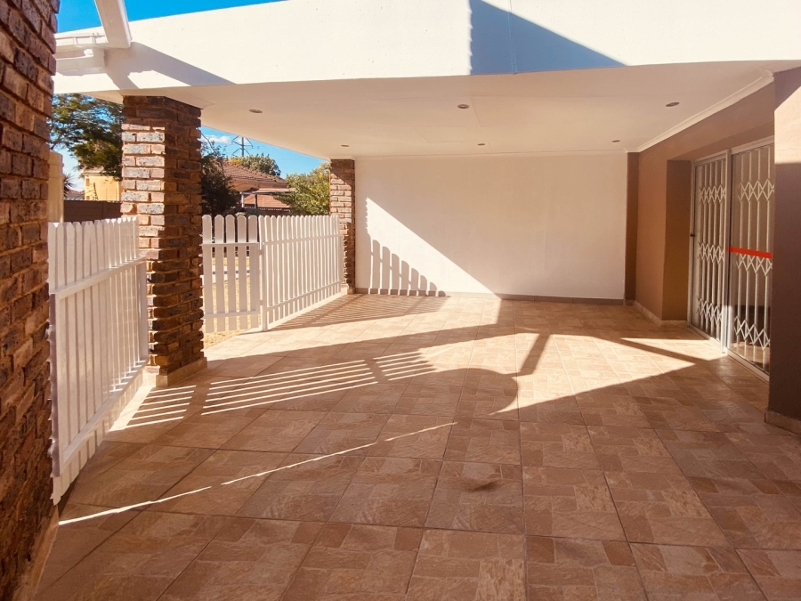 To Let 2 Bedroom Property for Rent in Magaliessig Gauteng