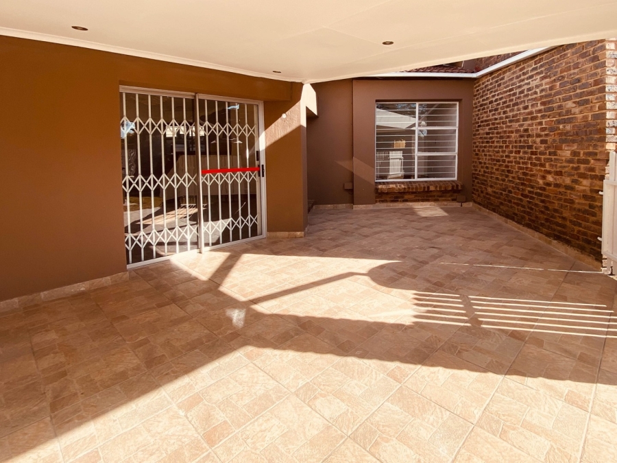 To Let 2 Bedroom Property for Rent in Magaliessig Gauteng