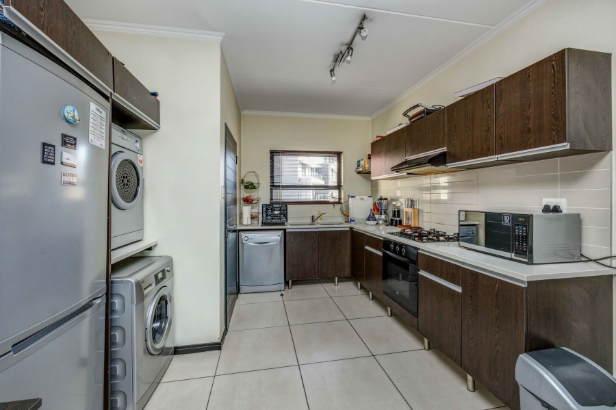 To Let 2 Bedroom Property for Rent in Fourways Gauteng