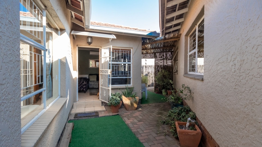 3 Bedroom Property for Sale in Farrarmere Gauteng