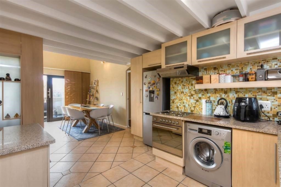 To Let 2 Bedroom Property for Rent in Waverley Gauteng