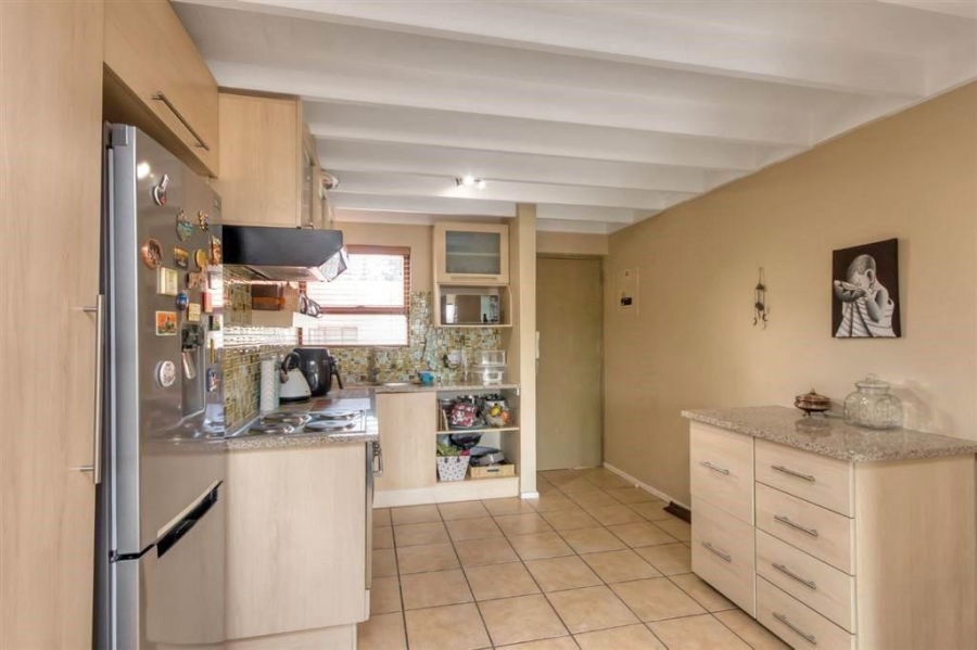 To Let 2 Bedroom Property for Rent in Waverley Gauteng