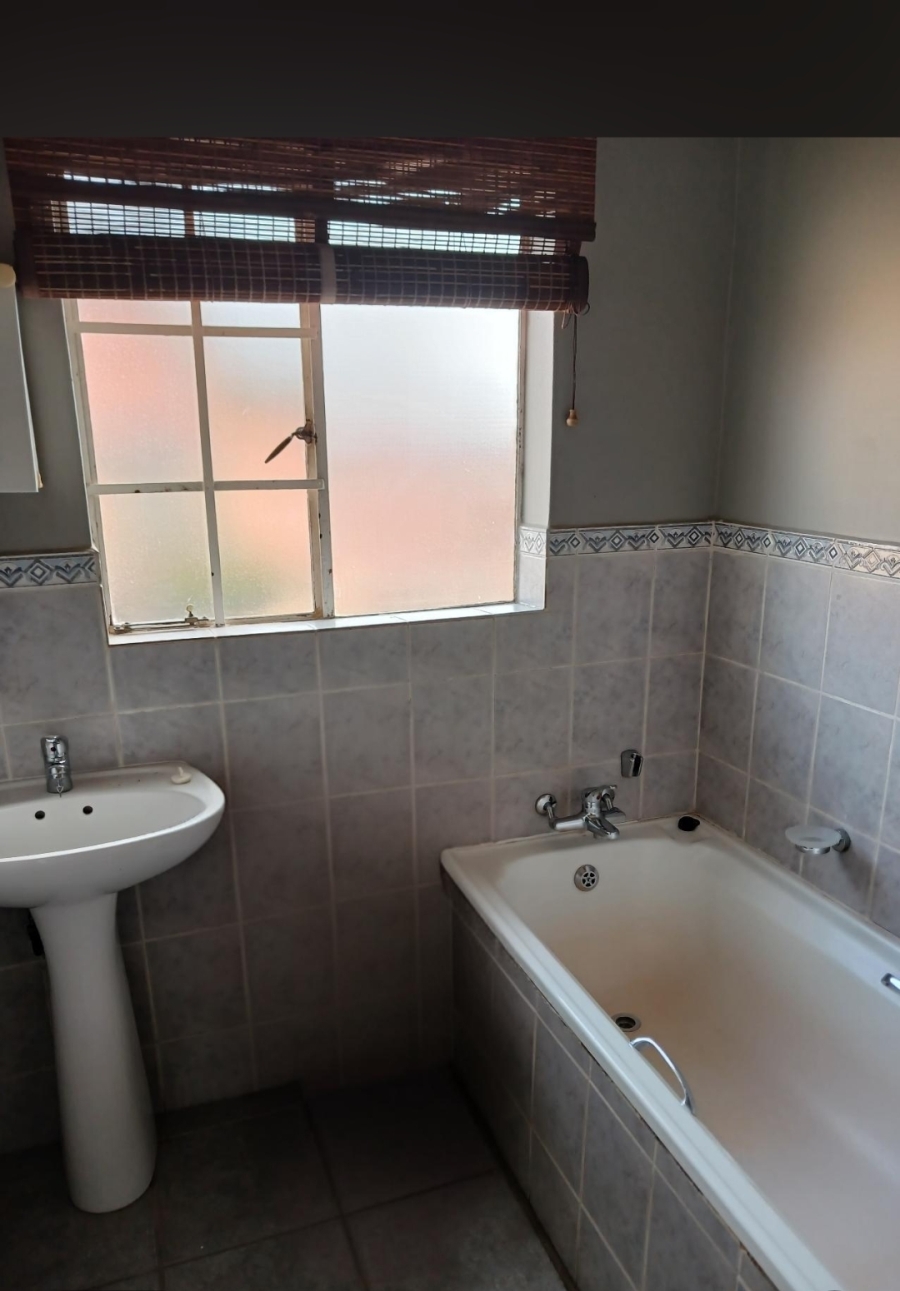 To Let 3 Bedroom Property for Rent in Strubensvallei Gauteng