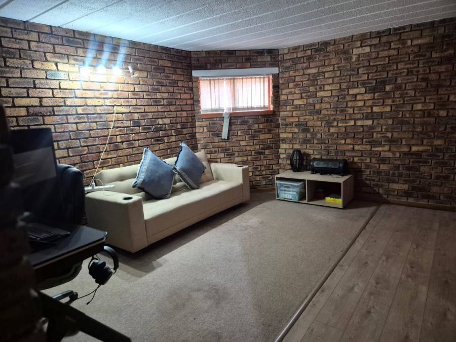 4 Bedroom Property for Sale in Buccleuch Gauteng