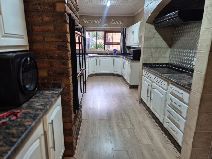 4 Bedroom Property for Sale in Buccleuch Gauteng