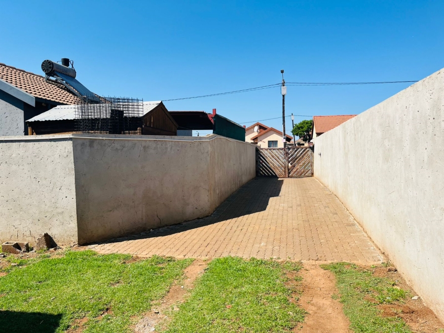 3 Bedroom Property for Sale in Clayville Gauteng