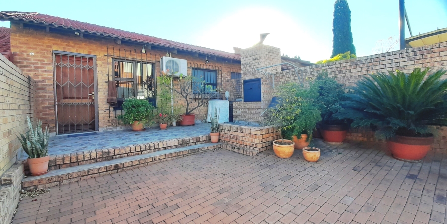 To Let 1 Bedroom Property for Rent in Douglasdale Gauteng
