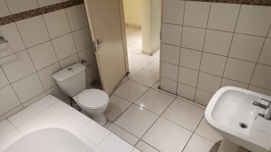 To Let 1 Bedroom Property for Rent in Magaliessig Gauteng