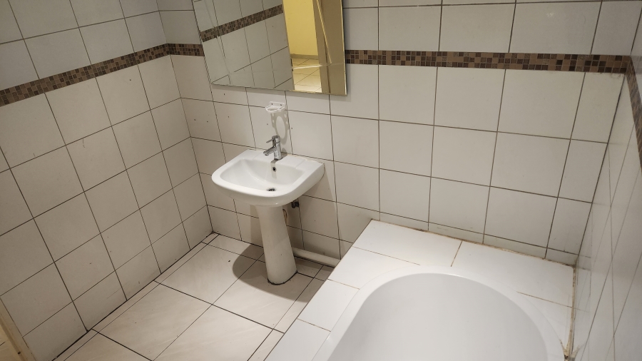 To Let 1 Bedroom Property for Rent in Magaliessig Gauteng