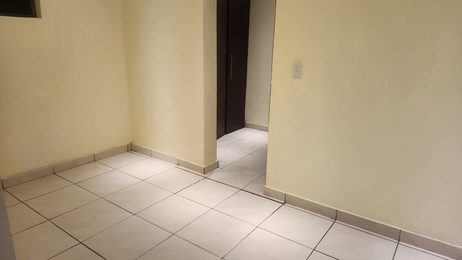 To Let 1 Bedroom Property for Rent in Magaliessig Gauteng