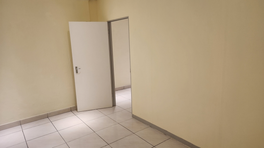 To Let 1 Bedroom Property for Rent in Magaliessig Gauteng