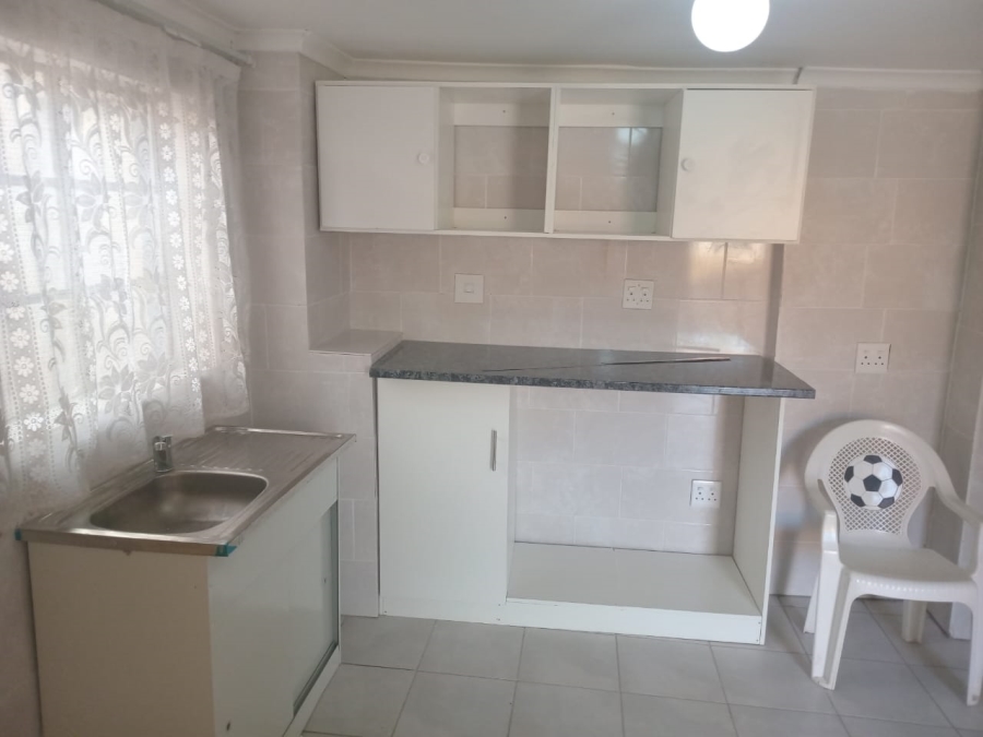 To Let 1 Bedroom Property for Rent in Magaliessig Gauteng