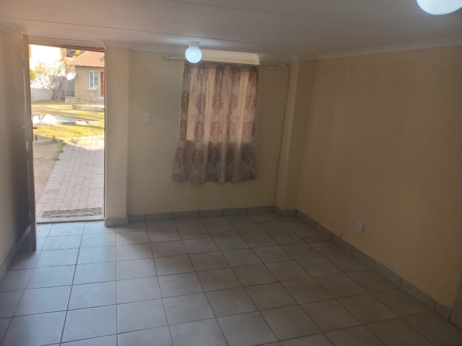 To Let 1 Bedroom Property for Rent in Magaliessig Gauteng