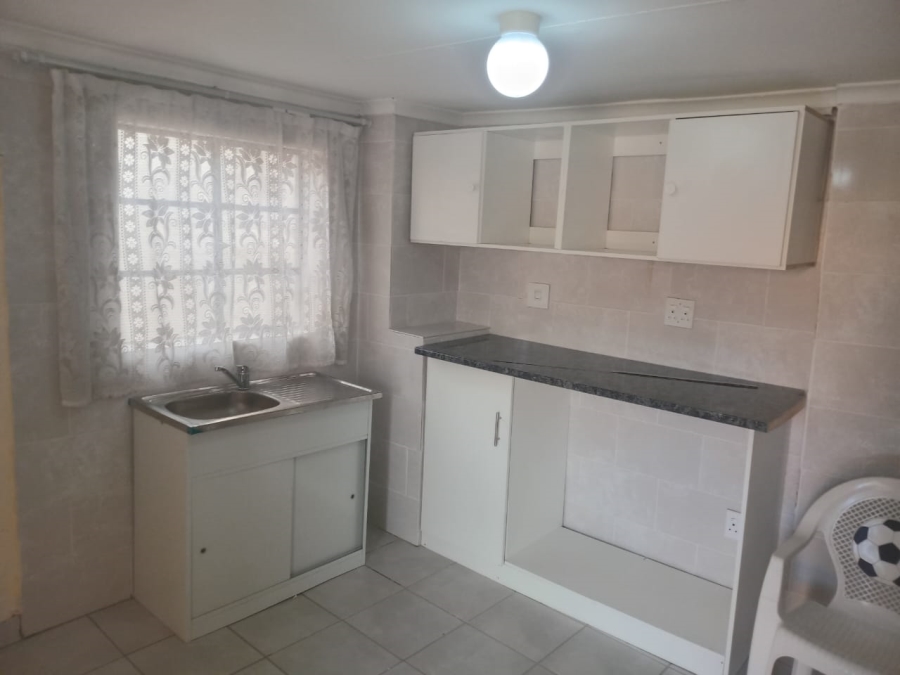 To Let 1 Bedroom Property for Rent in Magaliessig Gauteng