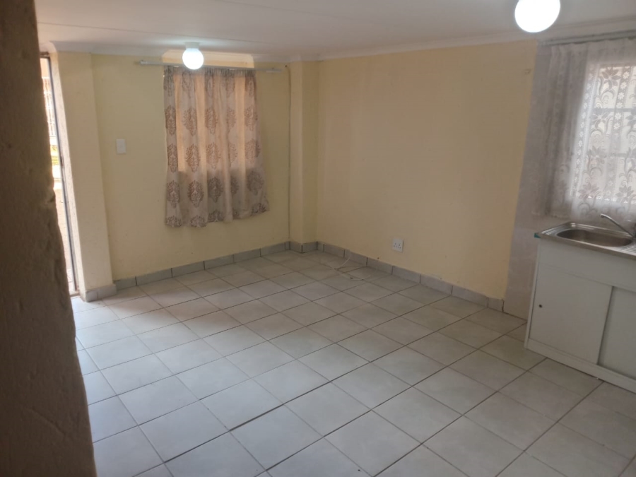 To Let 1 Bedroom Property for Rent in Magaliessig Gauteng