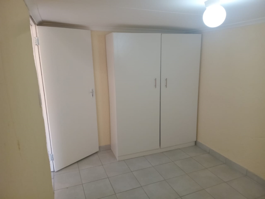 To Let 1 Bedroom Property for Rent in Magaliessig Gauteng