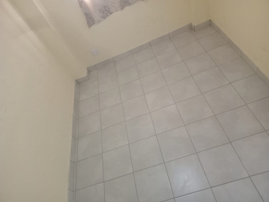 To Let 1 Bedroom Property for Rent in Magaliessig Gauteng