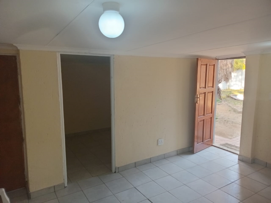 To Let 1 Bedroom Property for Rent in Magaliessig Gauteng