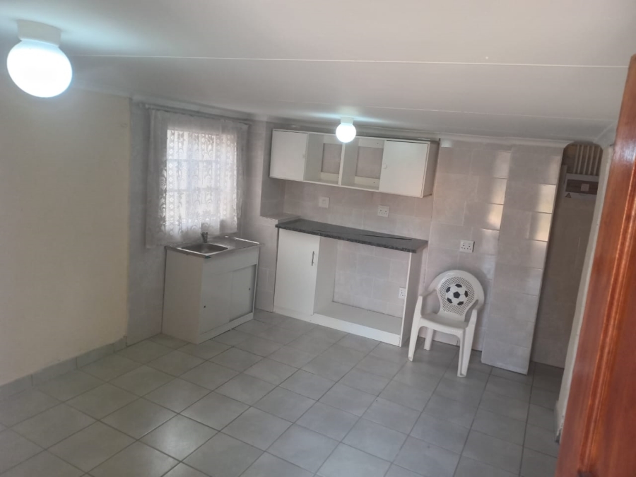 To Let 1 Bedroom Property for Rent in Magaliessig Gauteng