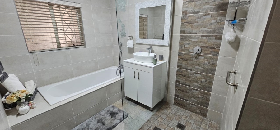 4 Bedroom Property for Sale in Three Rivers Gauteng