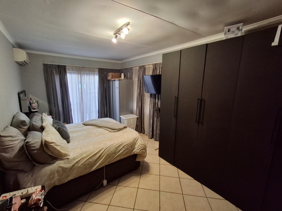 5 Bedroom Property for Sale in Karenpark Gauteng