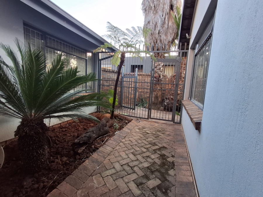 5 Bedroom Property for Sale in Karenpark Gauteng