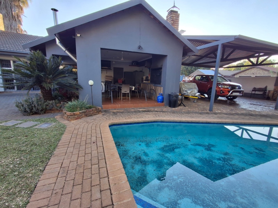 5 Bedroom Property for Sale in Karenpark Gauteng