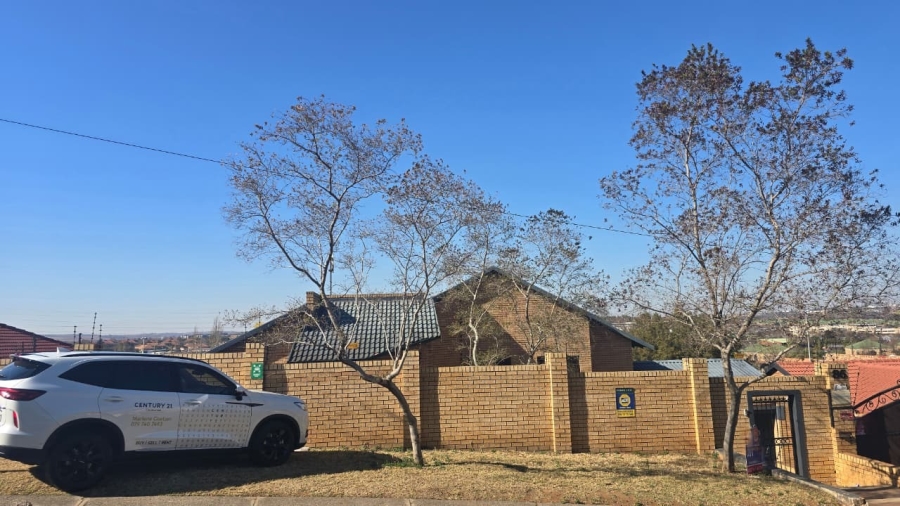 5 Bedroom Property for Sale in Zwartkop Gauteng