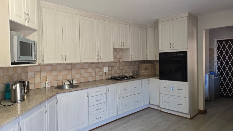 5 Bedroom Property for Sale in Zwartkop Gauteng