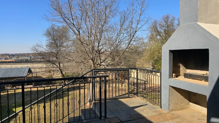 5 Bedroom Property for Sale in Zwartkop Gauteng