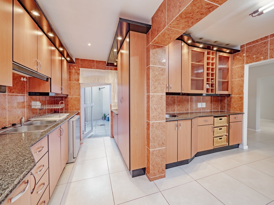 5 Bedroom Property for Sale in Sandhurst Gauteng