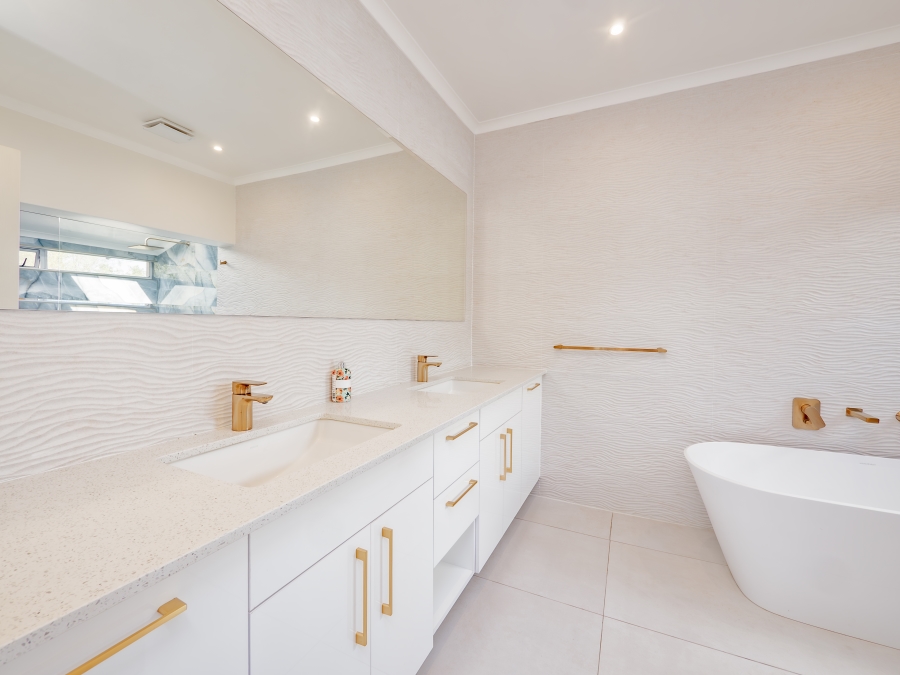 5 Bedroom Property for Sale in Sandhurst Gauteng