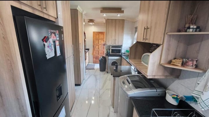 4 Bedroom Property for Sale in Brackenhurst Gauteng
