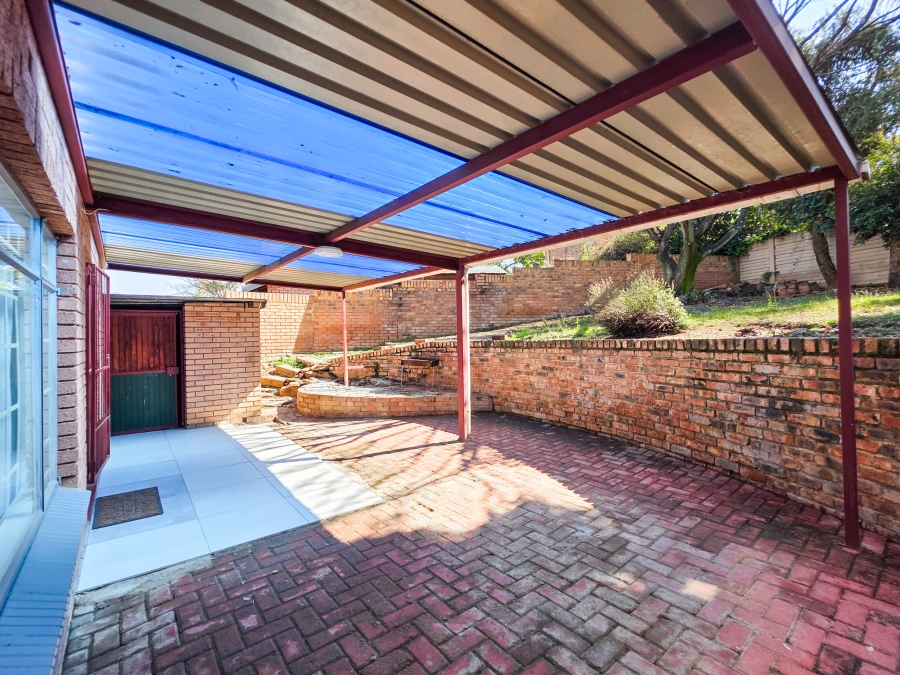 3 Bedroom Property for Sale in Garsfontein Gauteng