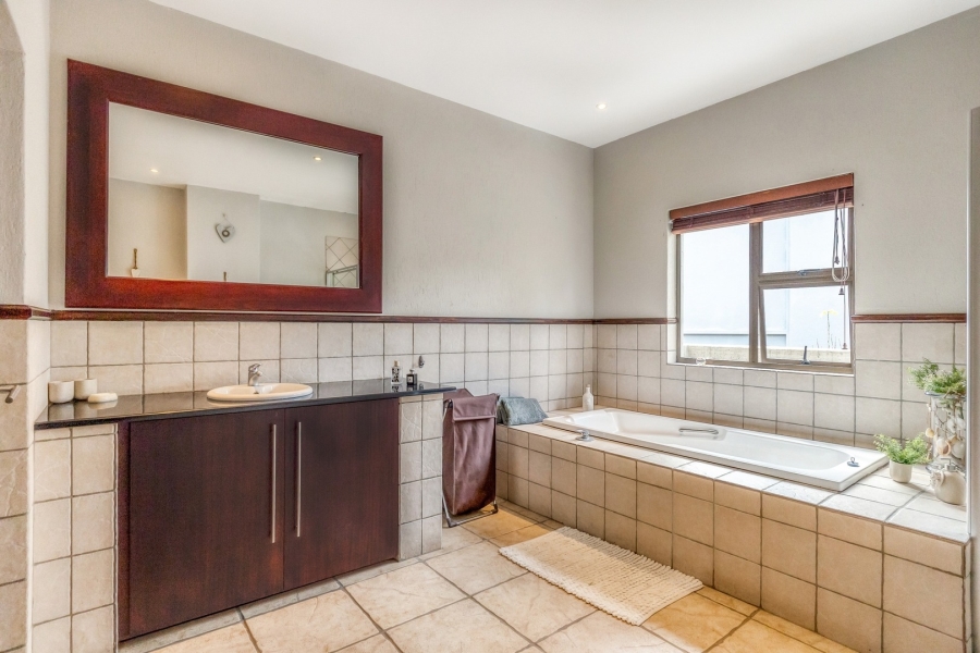 4 Bedroom Property for Sale in Cedar Lakes Gauteng