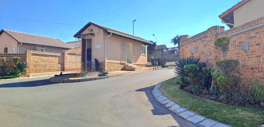 2 Bedroom Property for Sale in Witpoortjie Gauteng
