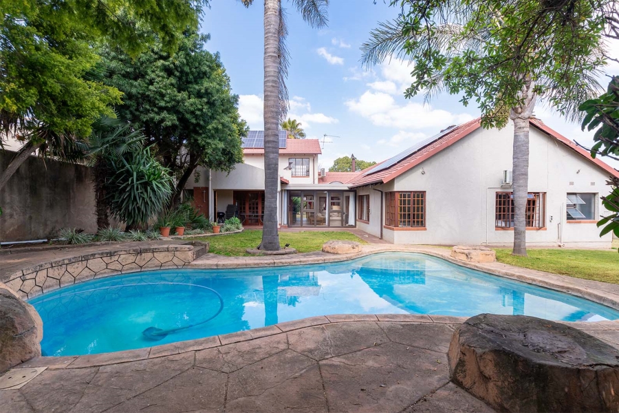 6 Bedroom Property for Sale in Farrarmere Gauteng
