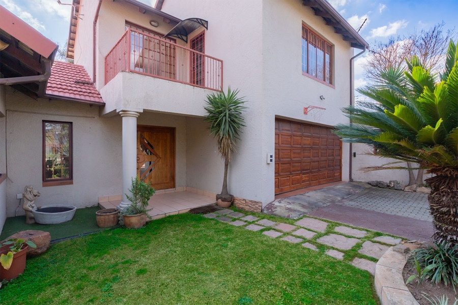 6 Bedroom Property for Sale in Farrarmere Gauteng