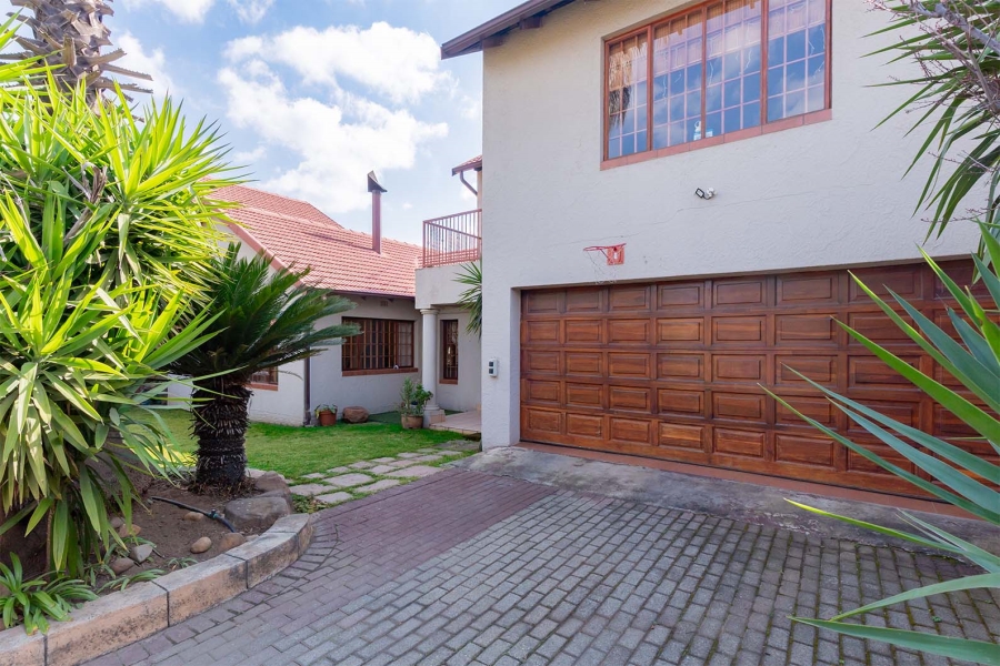 6 Bedroom Property for Sale in Farrarmere Gauteng