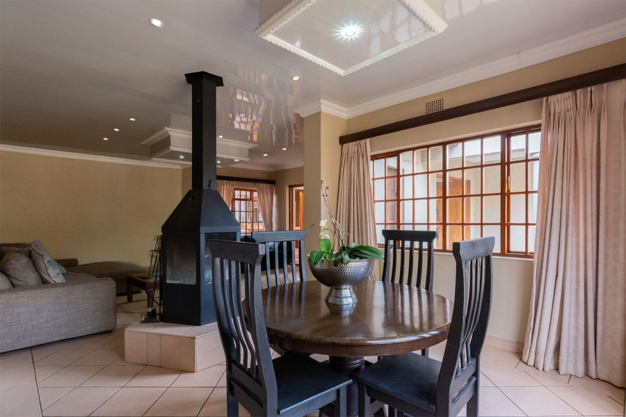 6 Bedroom Property for Sale in Farrarmere Gauteng