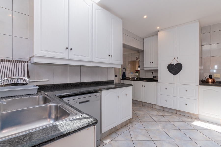 6 Bedroom Property for Sale in Farrarmere Gauteng