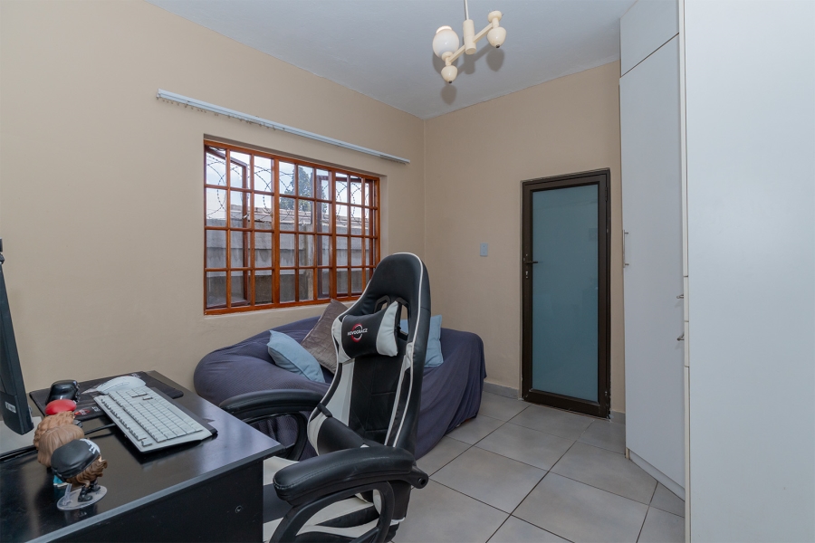 6 Bedroom Property for Sale in Farrarmere Gauteng