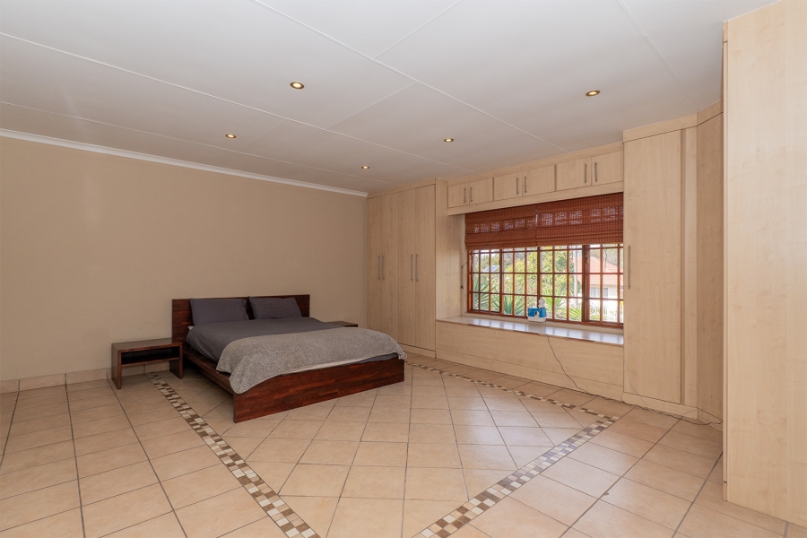 6 Bedroom Property for Sale in Farrarmere Gauteng