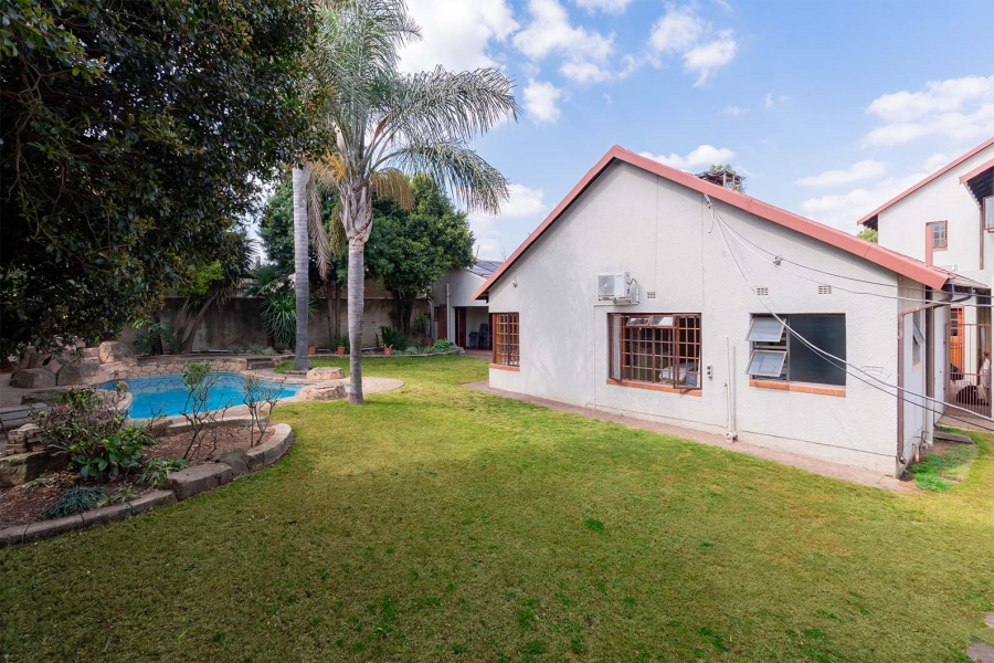 6 Bedroom Property for Sale in Farrarmere Gauteng